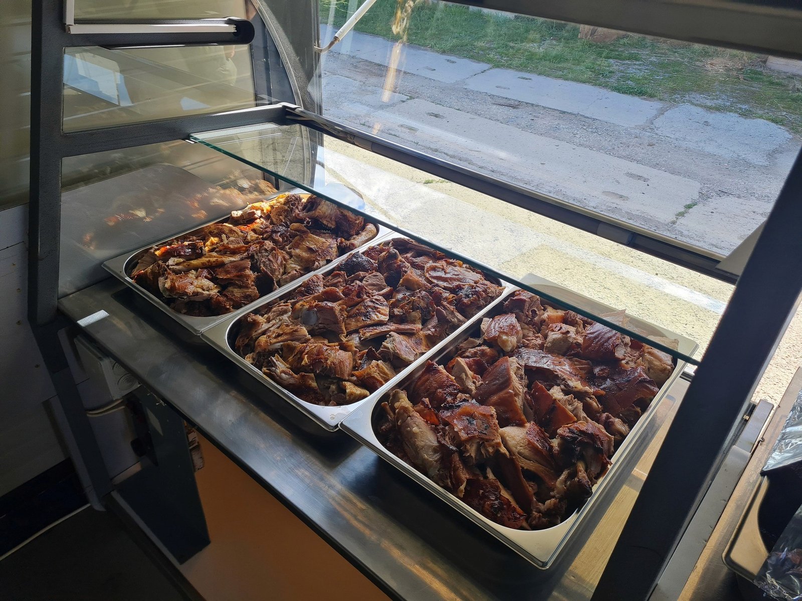 Slika ponude domaćeg Odojka u lokalu Volim Ražanj