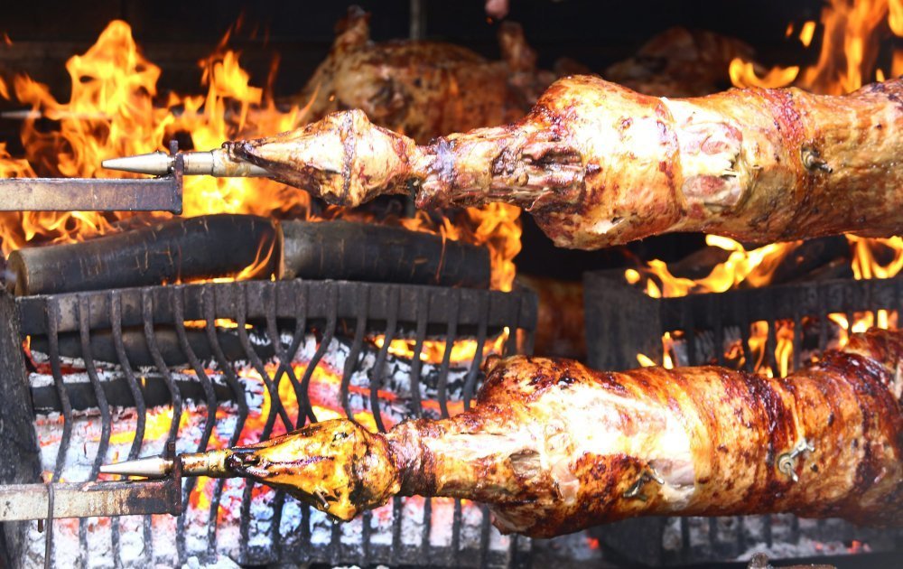 Slika odojka i janjetine s ražnja